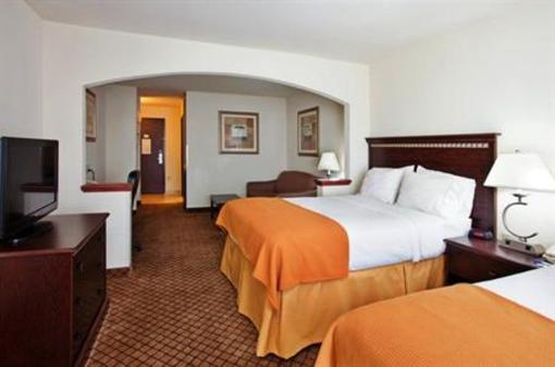 фото отеля Holiday Inn Express Hotel & Suites McPherson