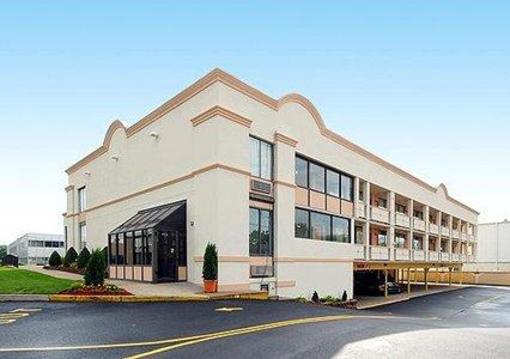 фото отеля Econo Lodge Carlstadt