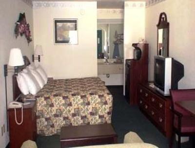 фото отеля Days Inn & Suites Pine Mountain - Maingate North of Callaway Gardens