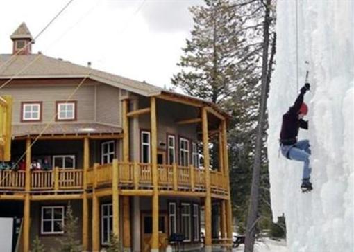 фото отеля Hi Banff Alpine Centre Hostel
