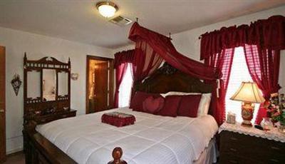 фото отеля Whispering Pines Bed and Breakfast