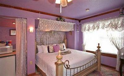 фото отеля Whispering Pines Bed and Breakfast