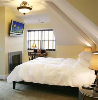 фото отеля Water's Edge Inn