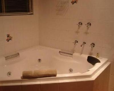 фото отеля Golden Heritage Motor Inn & Cottages