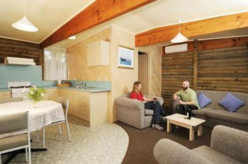 фото отеля Lazy Acre Log Cabins