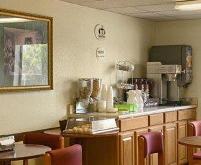 фото отеля Super 8 Henderson/NE Denver
