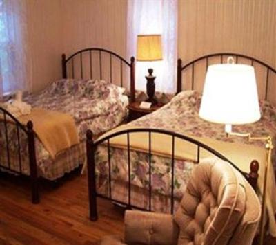 фото отеля The Pines Inn of Lake Placid