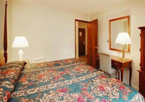 фото отеля Econo Lodge Inn & Suites Airport Windsor Locks