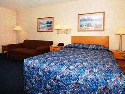 фото отеля Econo Lodge Inn & Suites Lake of the Ozarks