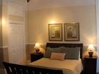 фото отеля Savannah Dream Vacations - 506 East Waldburg Street
