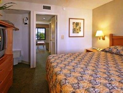 фото отеля Ramada Inn & Suites Costa Mesa Newport Beach