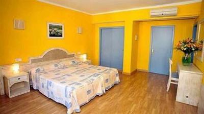 фото отеля Hostal Porto Colom Felanitx