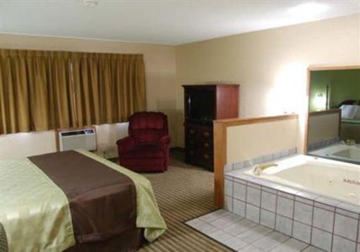 фото отеля Hometown Inn & Suites Cedar Rapids