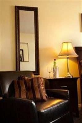 фото отеля Howard Johnson North Burnabys Boutique Hotel