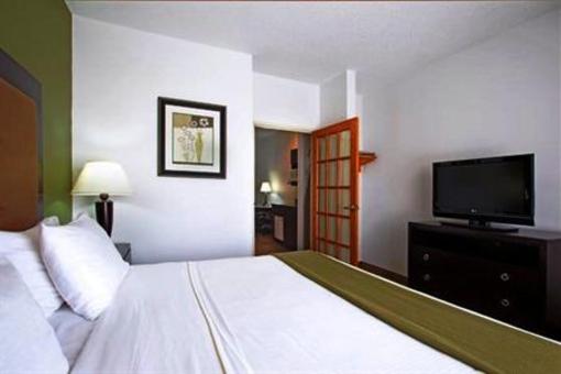 фото отеля Holiday Inn Express Hotel & Suites Chicago-Deerfield Lincolnshire