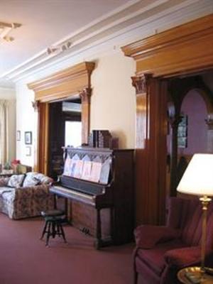 фото отеля Olde Judge Mansion