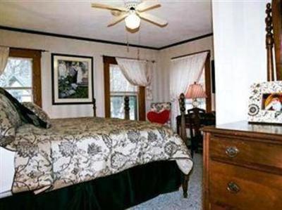 фото отеля Follansbee Inn on Kezar Lake