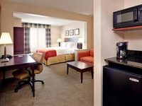 Holiday Inn Express & Suites Bradley Airport