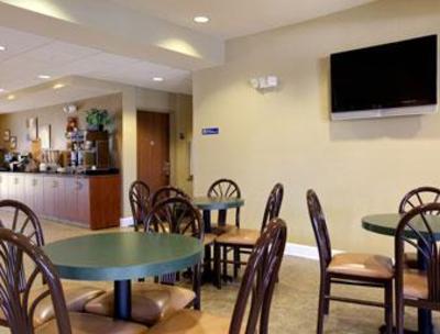 фото отеля Microtel Inn & Suites Zephyrhills