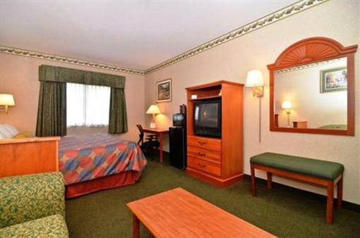 фото отеля Best Western Plus Napoleon Inn & Suites