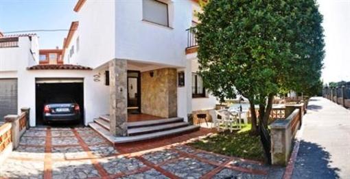 фото отеля Villas Piscis Torroella de Montgri