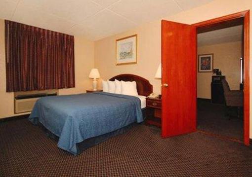 фото отеля Quality Inn & Suites Waterloo (Iowa)