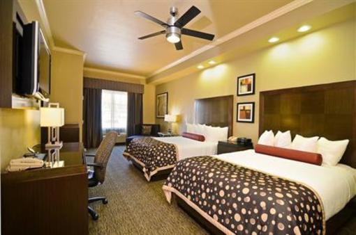 фото отеля BEST WESTERN PREMIER Crown Chase Inn & Suites