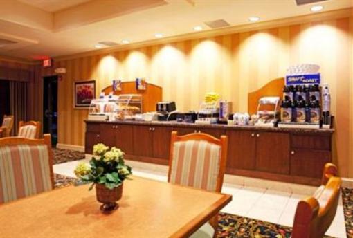 фото отеля Holiday Inn Express Hotel & Suites Florence Civic Center @ I-95